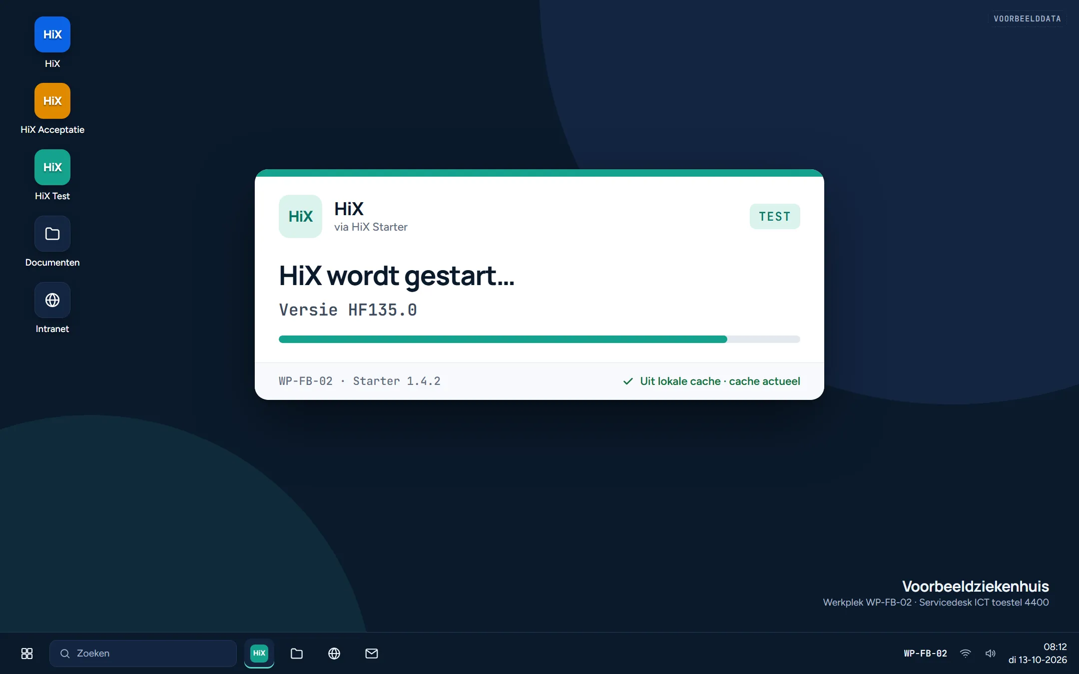 Bureaublad van een werkplek. In het midden het startvenster met de tekst HiX wordt gestart, versie HF135.0, het label TEST in groen en onderaan: uit lokale cache, cache actueel.